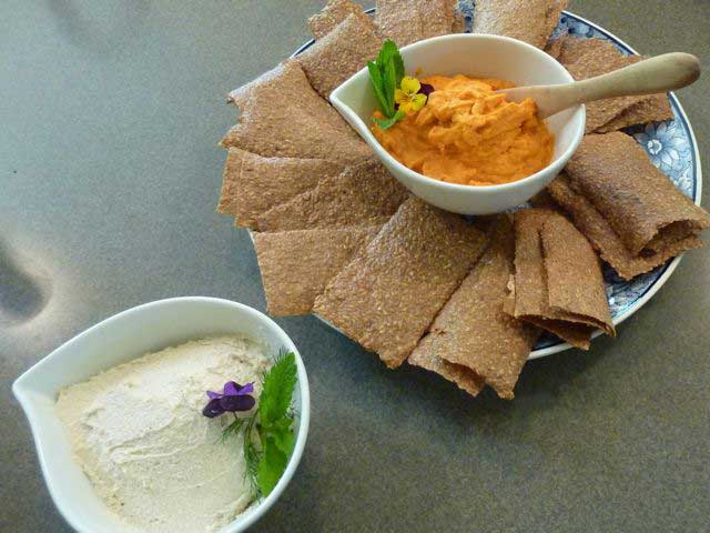 Crackers with spreads